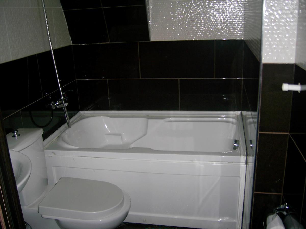 Hotel Vakhtanguri バトゥーミ エクステリア 写真